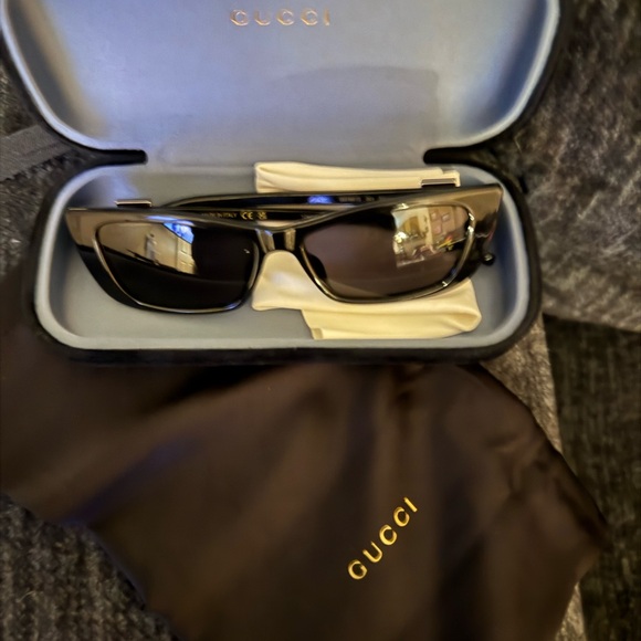 Gucci Sleek Black Eyewear - Picture 1 of 1